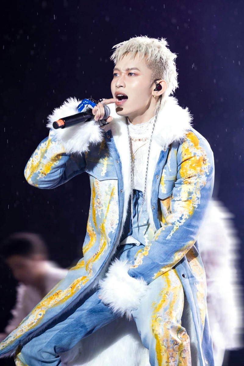 Ảnh Kay Trần thần thái mạnh mẽ phong cách riêng