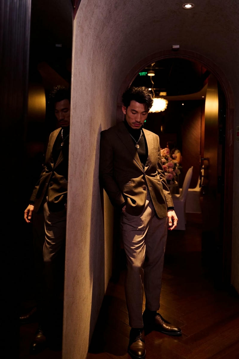 Ảnh Liên Bỉnh Phát phong thái lạnh lùng ngầu riêng