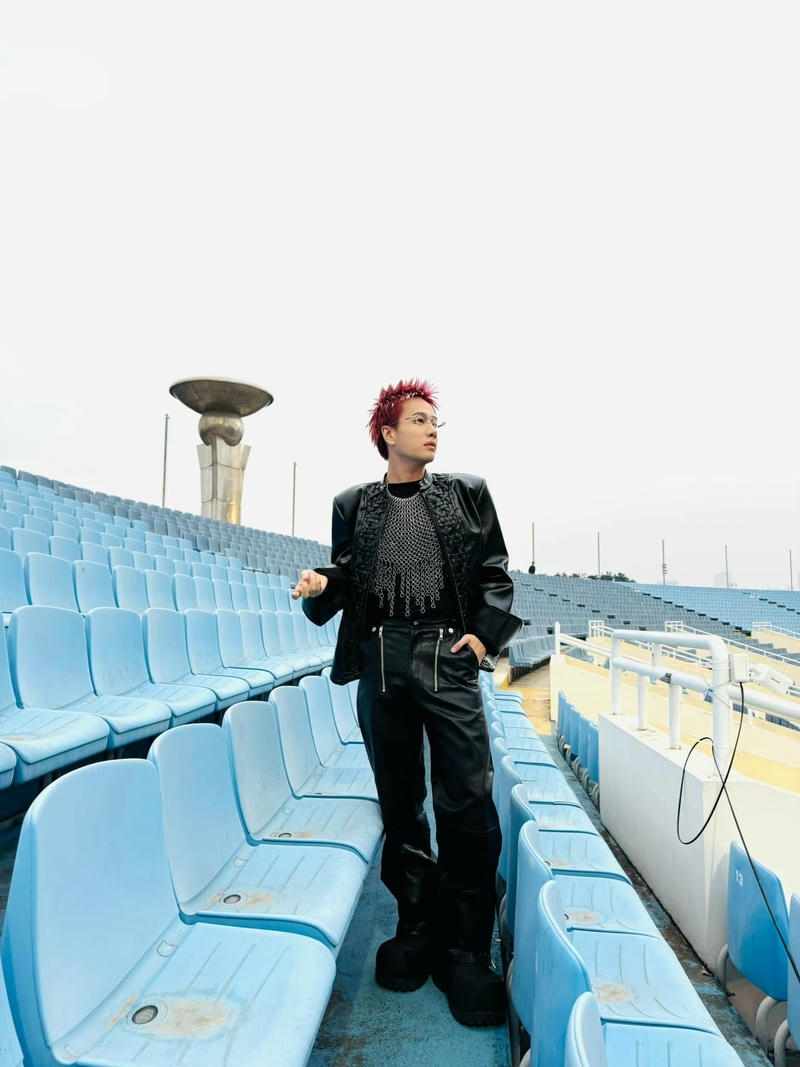 Ảnh Lou Hoàng ngầu với biểu cảm sắc lạnh ấn tượng