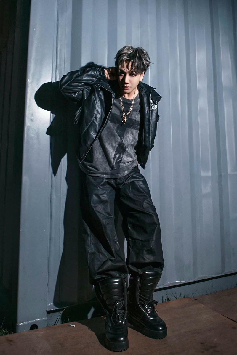 Ảnh Lou Hoàng ngầu với phong cách thời trang cá tính