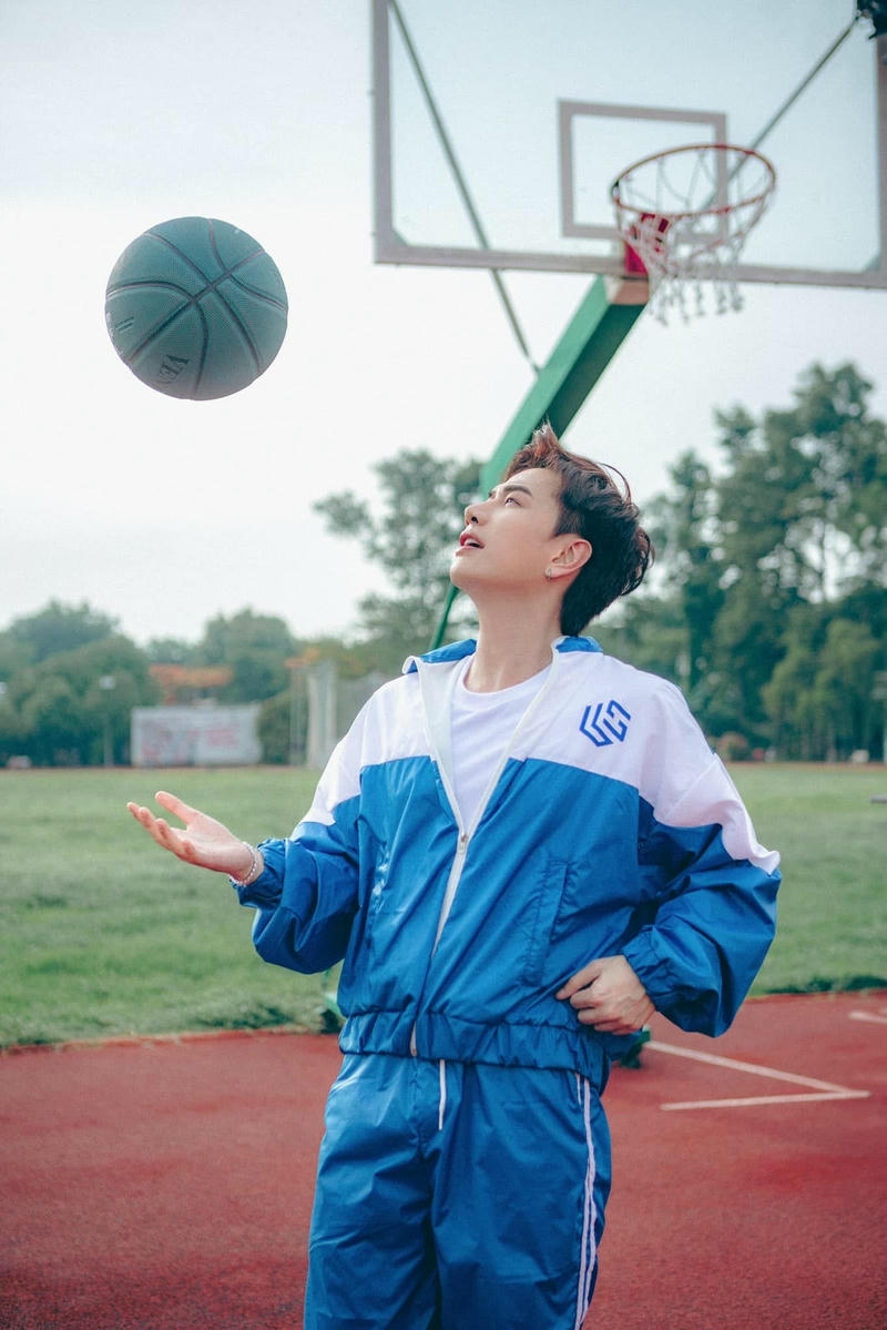 Ảnh Lou Hoàng với phong cách năng động trẻ trung làm nền