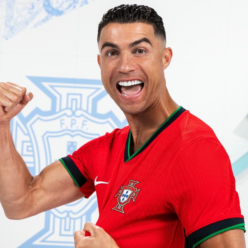 Ảnh avatar Ronaldo áo đỏ nắm tay ăn mừng