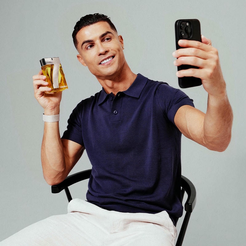 Ảnh avatar Ronaldo cầm điện thoại tự chụp ảnh mình