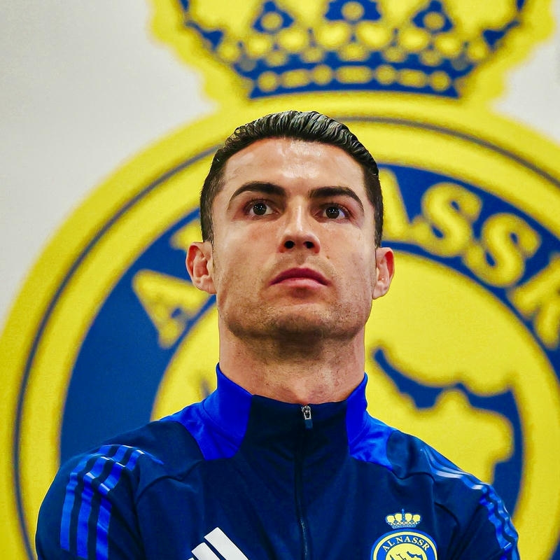 Ảnh avatar Ronaldo mặc áo khoác xanh cười rạng rỡ