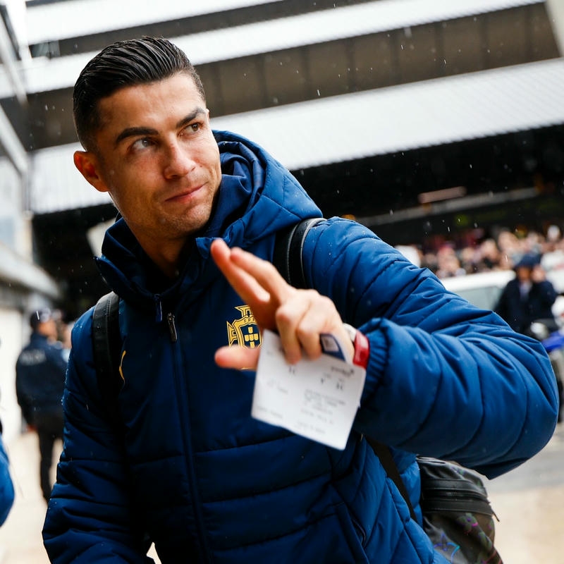 Ảnh avatar Ronaldo mặc áo khoác xanh đeo ba lô đi