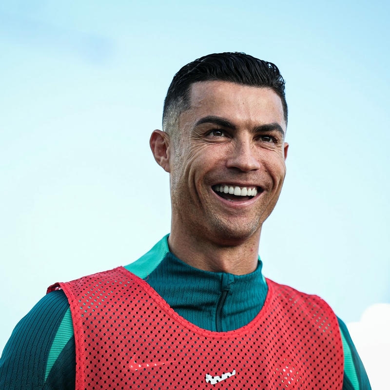 Ảnh avatar Ronaldo mặc áo tập đỏ cười tươi