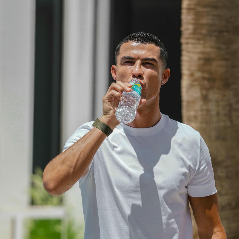 Ảnh avatar Ronaldo mặc áo trắng cầm chai nước uống