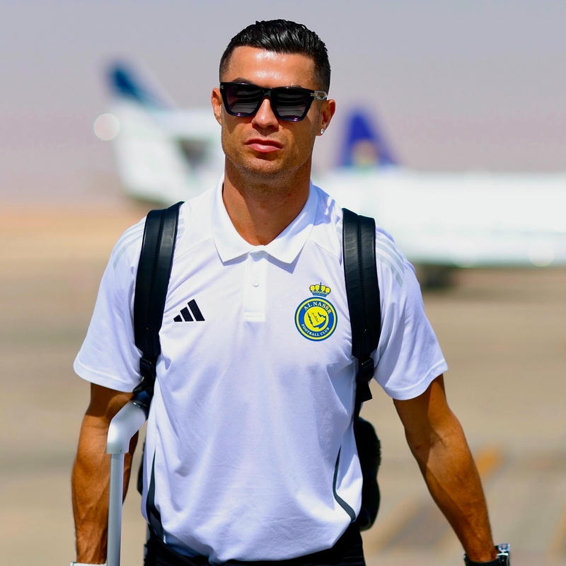 Ảnh avatar Ronaldo mặc áo trắng cầm chai nước