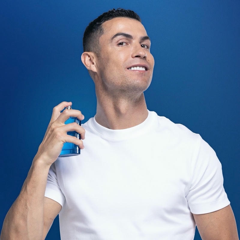 Ảnh avatar Ronaldo mặc áo trắng dùng nước hoa thơm