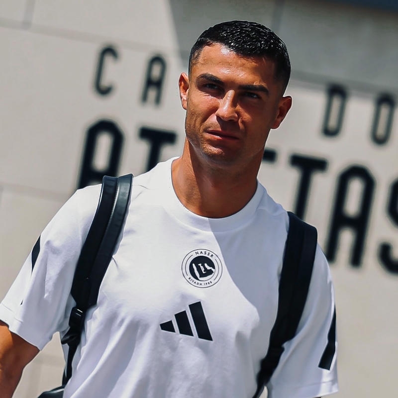 Ảnh avatar Ronaldo mặc áo trắng đứng trước logo lớn