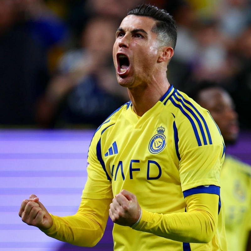 Ảnh avatar Ronaldo mặc áo vàng ăn mừng đầy cảm xúc