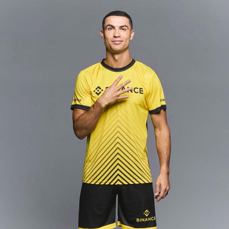 Ảnh avatar Ronaldo mặc áo vàng đứng nghiêm nghị