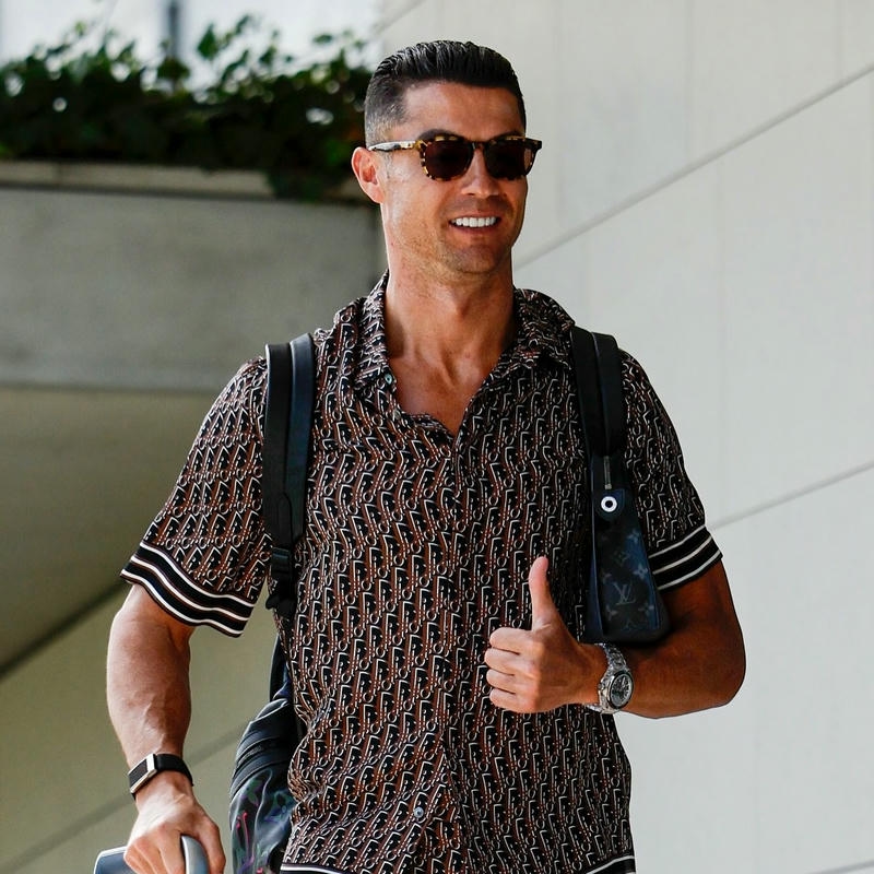 Ảnh avatar Ronaldo mặc sơ mi họa tiết đeo kính