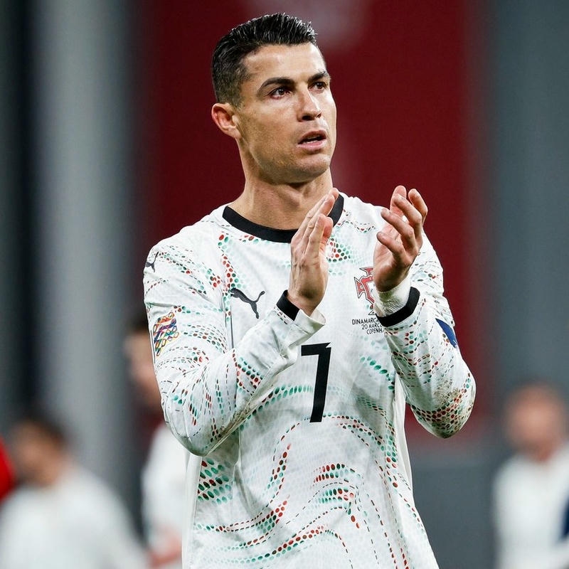 Ảnh avatar Ronaldo mặc sơ mi họa tiết vỗ tay