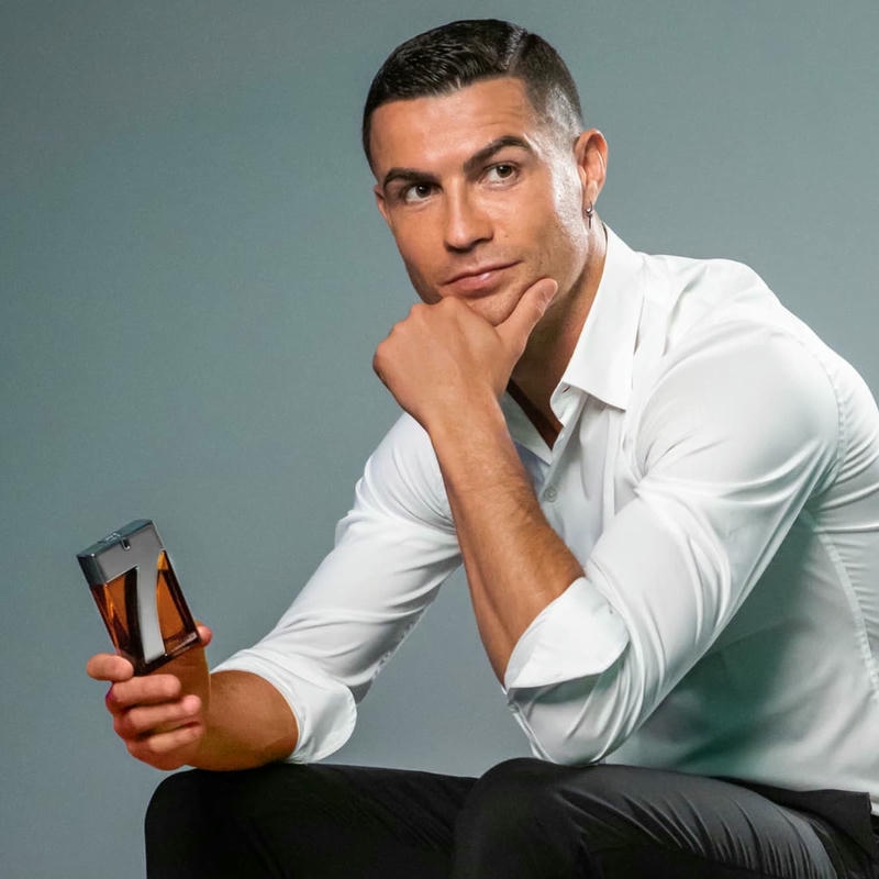 Ảnh avatar Ronaldo mặc sơ mi trắng cầm ly nước