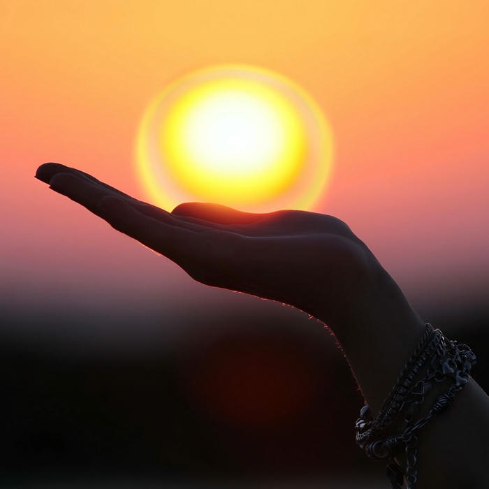 Ảnh avatar Tiktok đẹp tay cầm mặt trời hoàng hôn lãng mạn