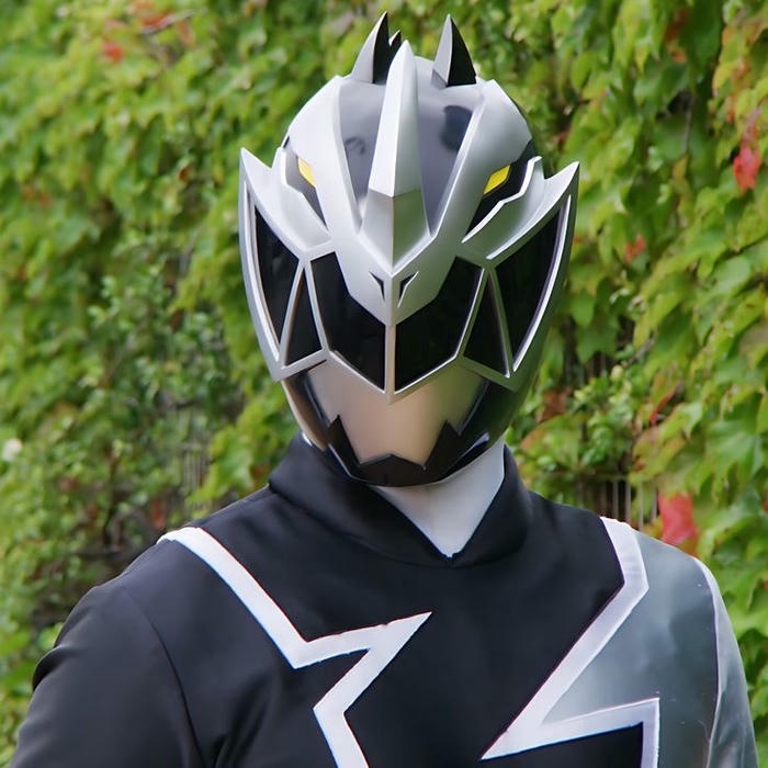 Ảnh avatar siêu nhân đen giáp sói giữa rừng