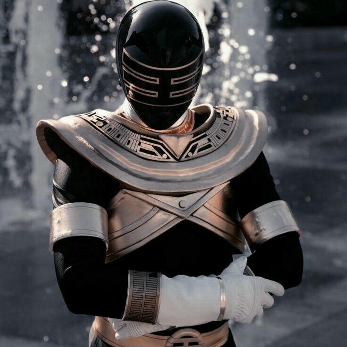 Ảnh avatar siêu nhân gao bạc cầm vũ khí súng