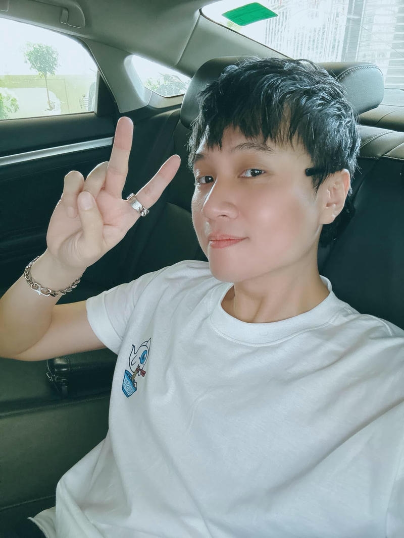 Ảnh biểu cảm nhẹ nhàng của Vương Anh Tú