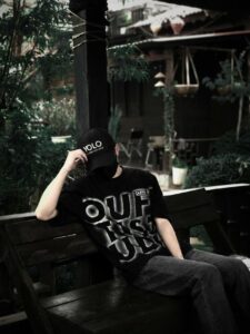 Ảnh boy phố che mặt đeo khẩu trang đứng giữa khung cảnh phố đêm