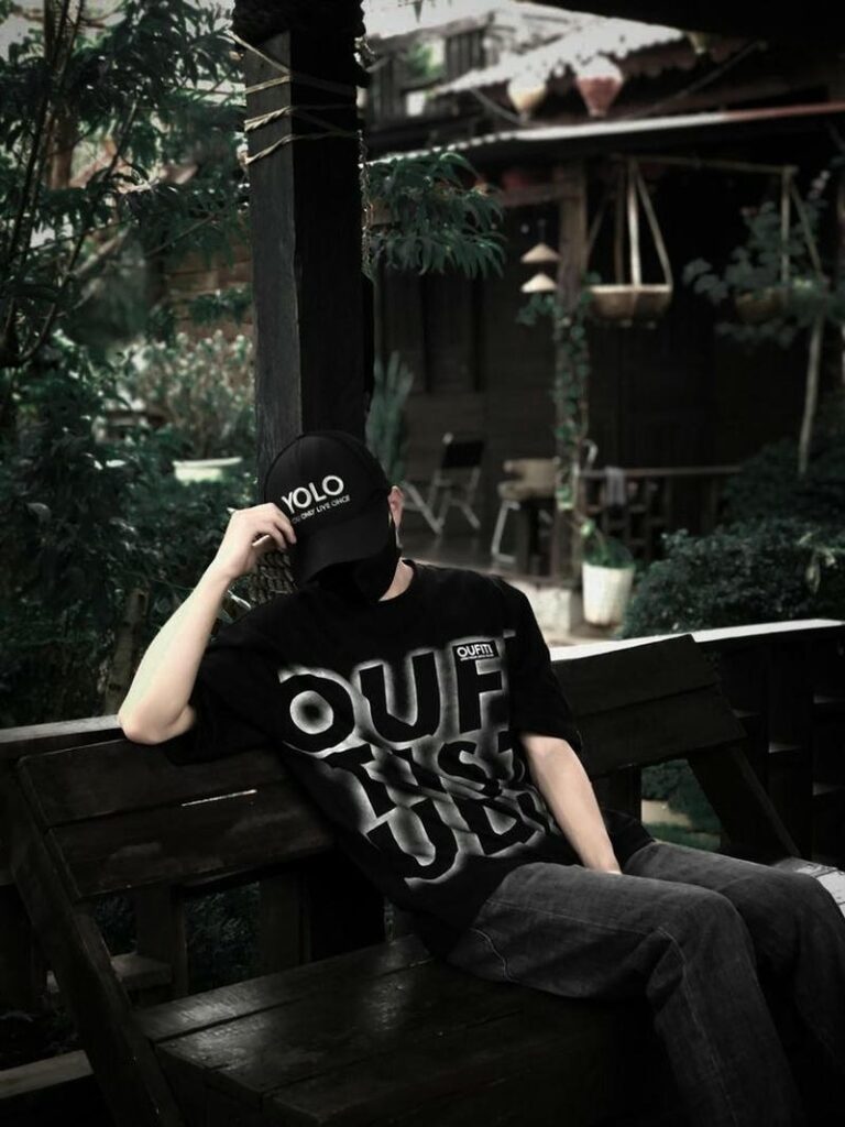 Ảnh boy phố che mặt đeo khẩu trang đứng giữa khung cảnh phố đêm