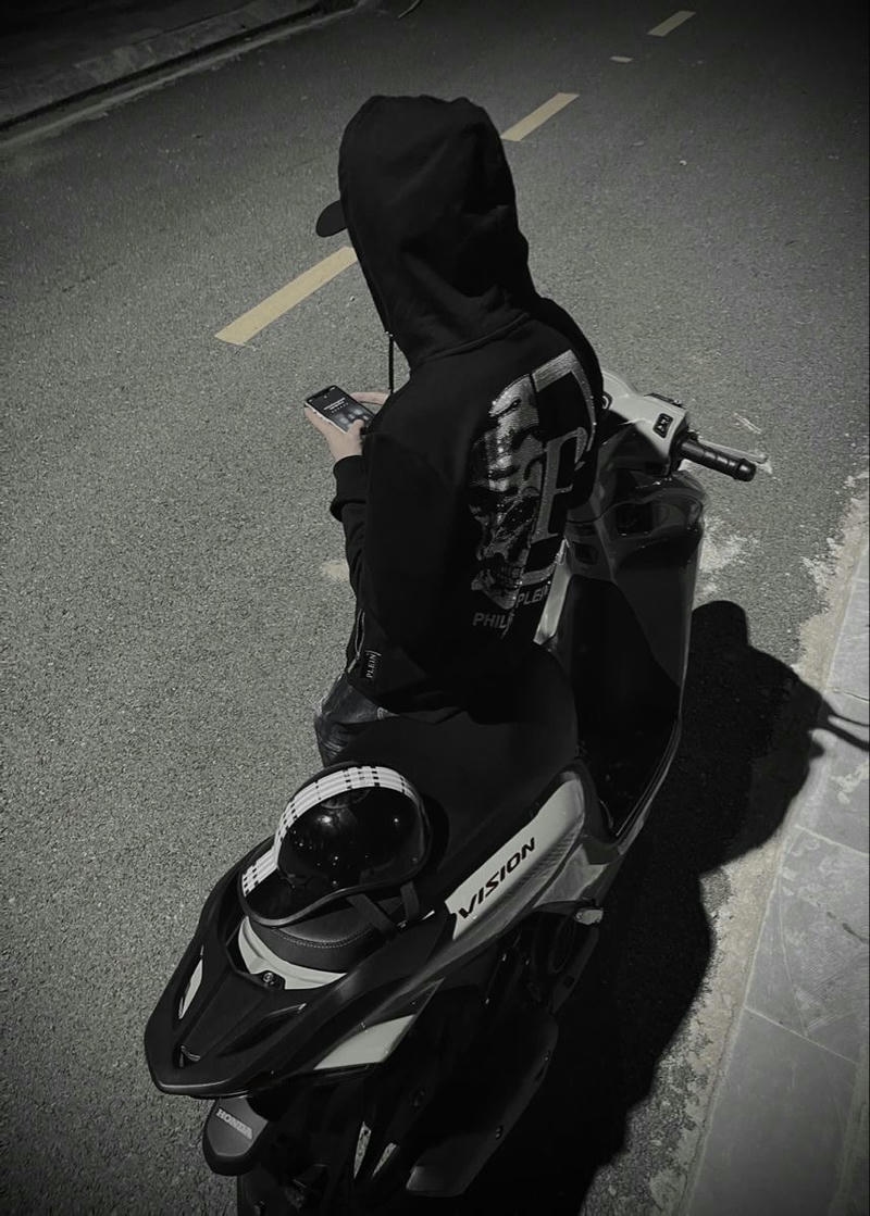 Ảnh boy phố đi xe ghi lại khoảnh khắc chàng trai trên xe máy