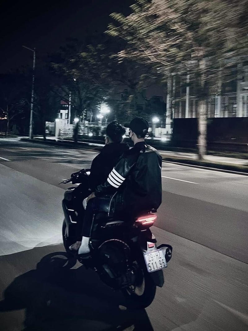 Ảnh boy phố đi xe máy giữa con đường đông người qua lại