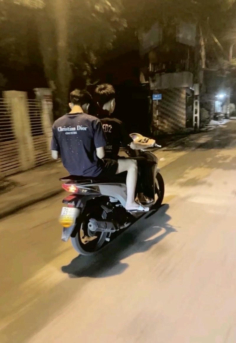 Ảnh boy phố đi xe máy khi chàng trai chạy xe qua góc phố