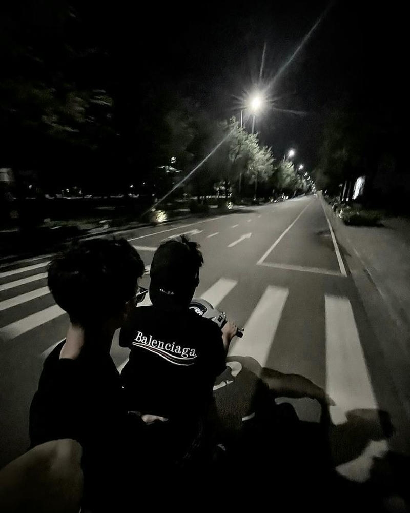 Ảnh boy phố đi xe máy khi chàng trai trẻ chạy xe qua phố dài