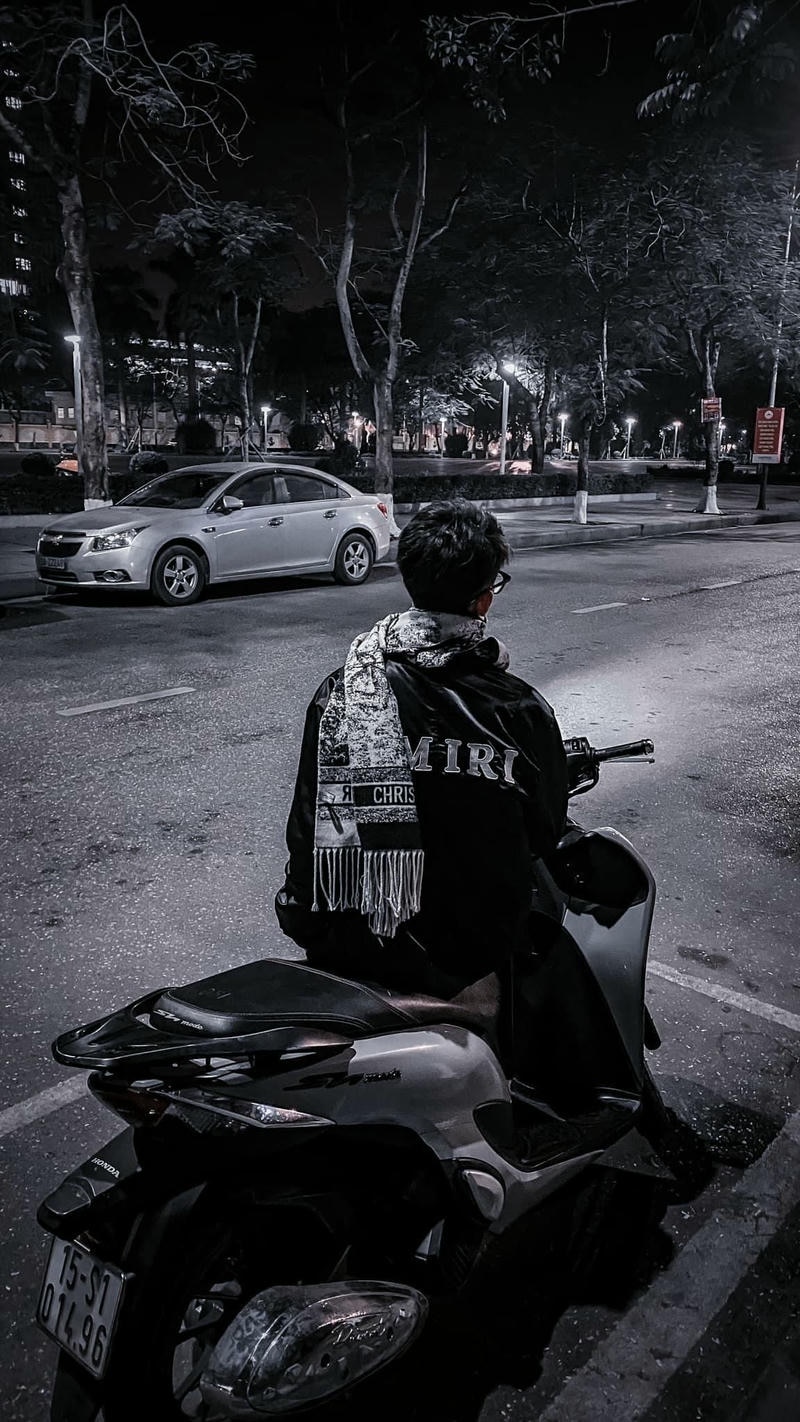 Ảnh boy phố đi xe với chàng trai trẻ điều khiển xe trên phố