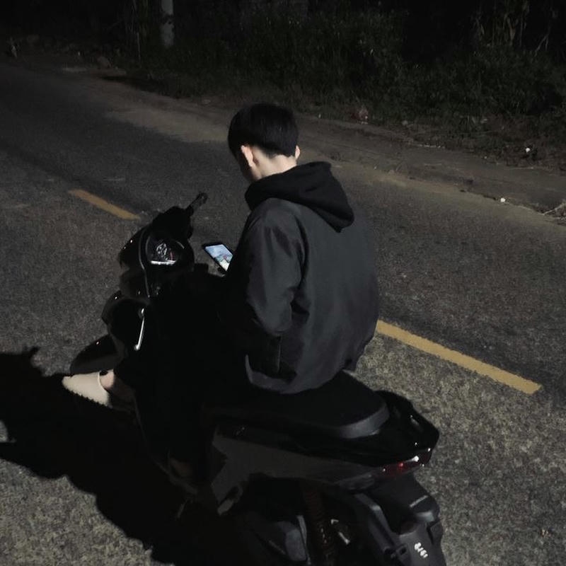 Ảnh boy phố ngồi trên xe với chàng trai trẻ tạo dáng cực ngầu