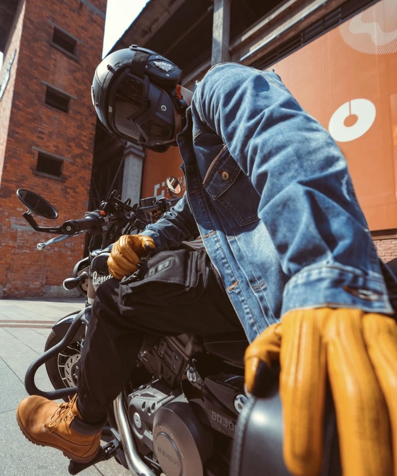 Ảnh boy phố ngồi xe máy của chàng trai trẻ phong cách bụi bặm