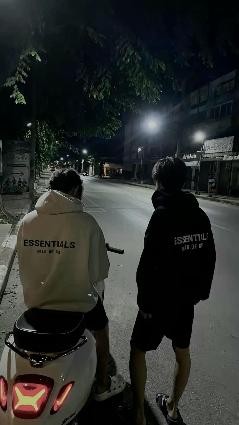 Ảnh boy phố ngồi xe máy ghi lại khoảnh khắc chàng trai giữa phố