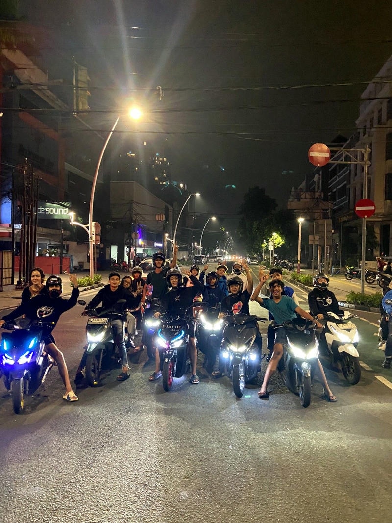 Ảnh boy phố ngồi xe máy giữa khung cảnh phố xá đông đúc