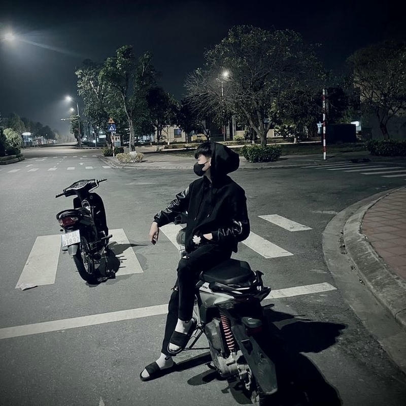 Ảnh boy phố ngồi xe máy khi nam thanh niên tạo dáng bên đường
