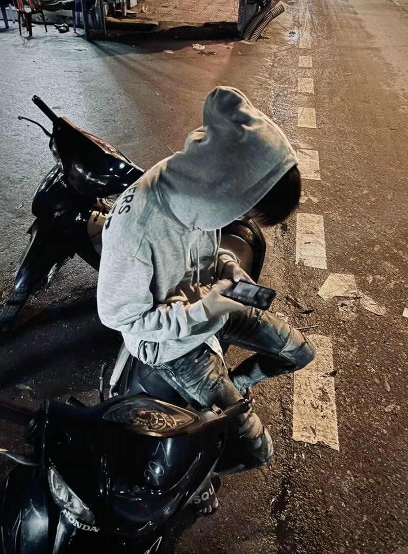 Ảnh boy phố ngồi xe máy với chàng trai trẻ phong cách đường phố