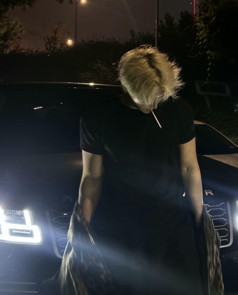 Ảnh boy phố tạo dáng tự tin giữa phố đông