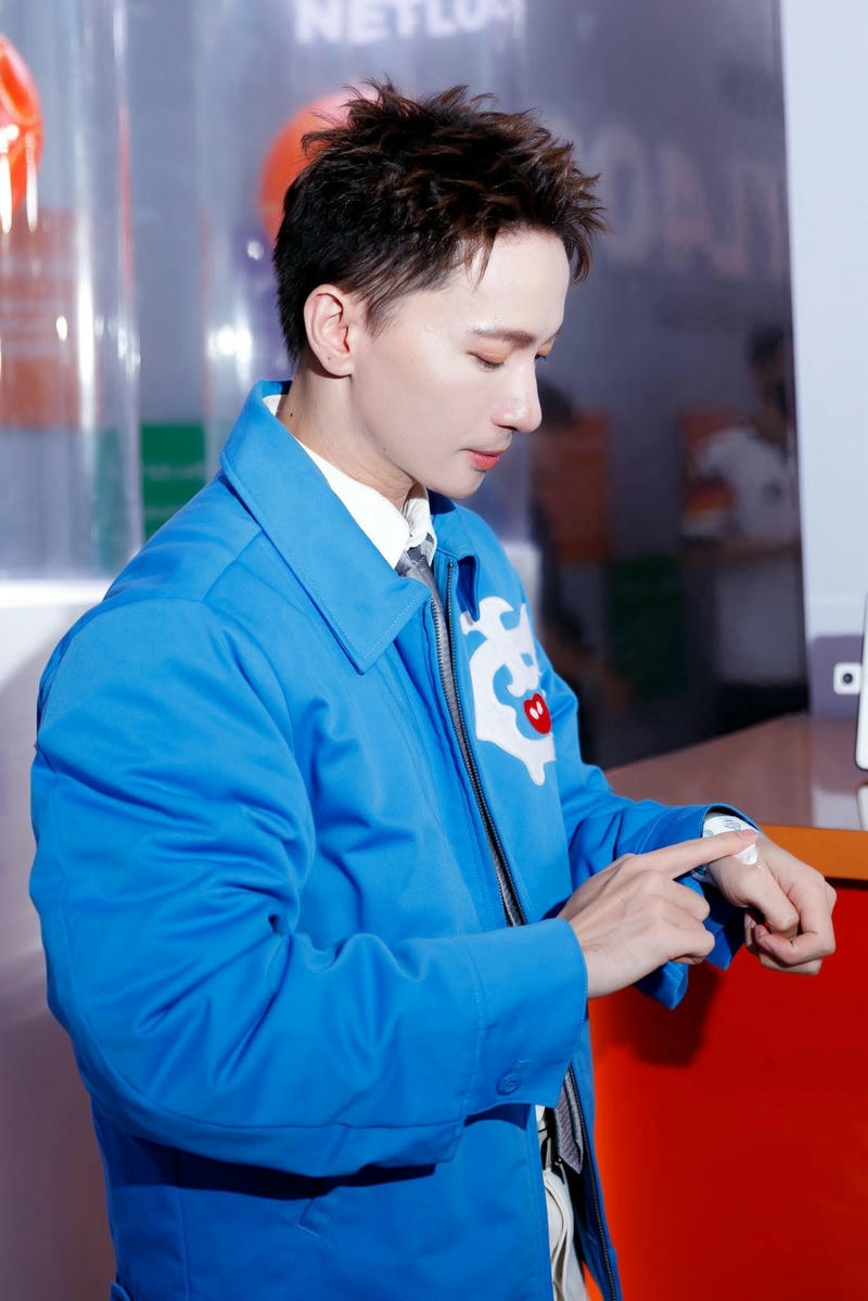 Ảnh chân dung ST Sơn Thạch ánh mắt sắc lạnh