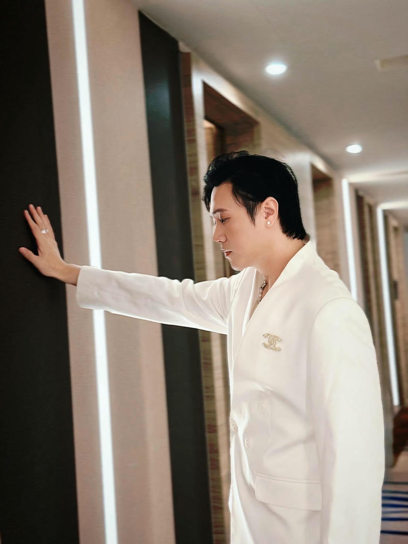 Ảnh chân dung nghệ sĩ Vương Anh Tú phong cách nhẹ nhàng