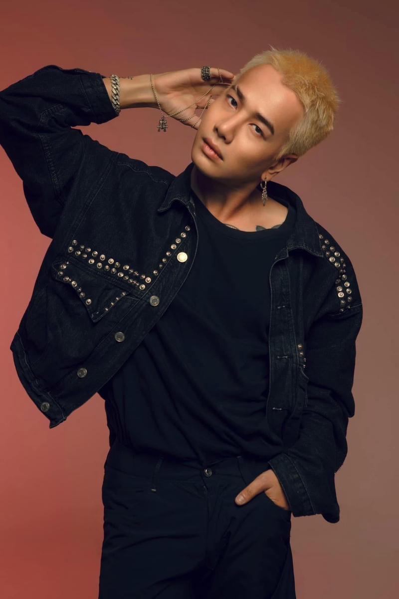 Ảnh chân dung nghệ sĩ với thần thái lạnh Hình nền Lou Hoàng