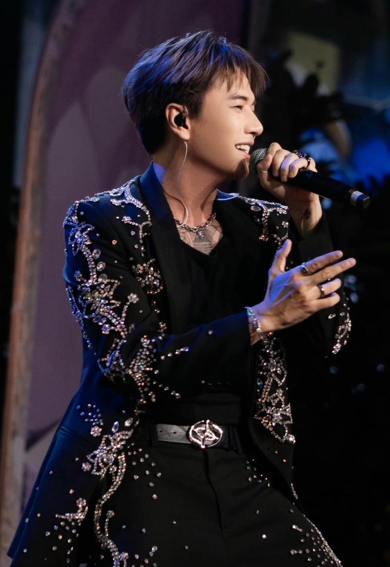 Ảnh chân dung thần thái lạnh cuốn hút Hình nền Lou Hoàng