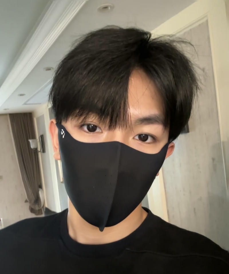 Anh chàng đeo khẩu trang đầu nấm