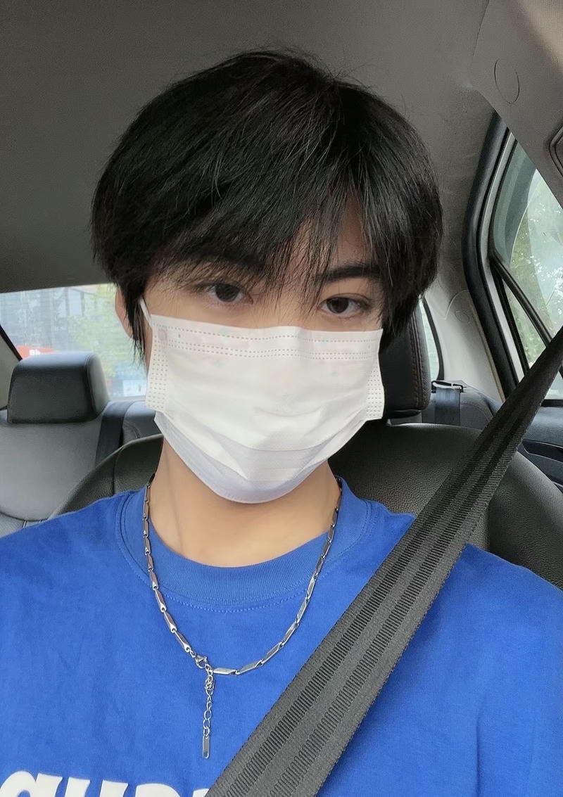 Anh chàng đeo khẩu trang trong ô tô