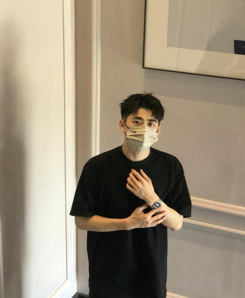 Anh chàng đẹp trai đeo khẩu trang