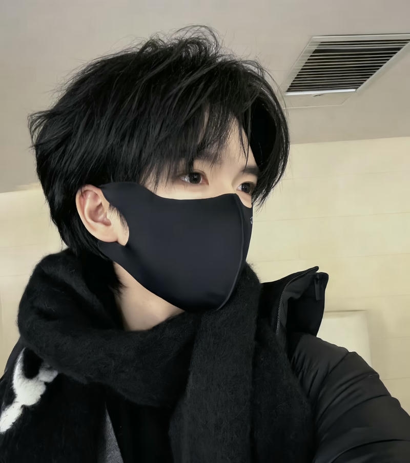 Anh chàng đẹp trai đeo khẩu trang cực ngầu