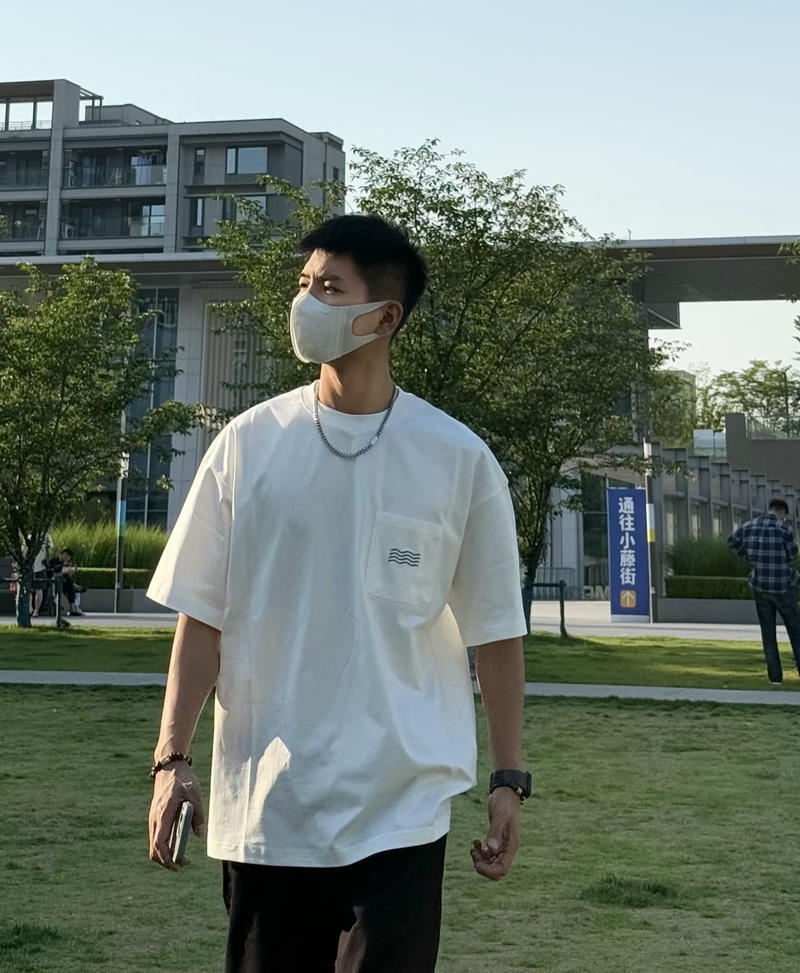 Anh chàng đẹp trai đeo khẩu trang mặc phông trắng