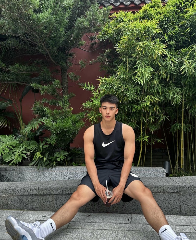 Ảnh hot boy ghi lại khoảnh khắc chàng trai phong cách năng động