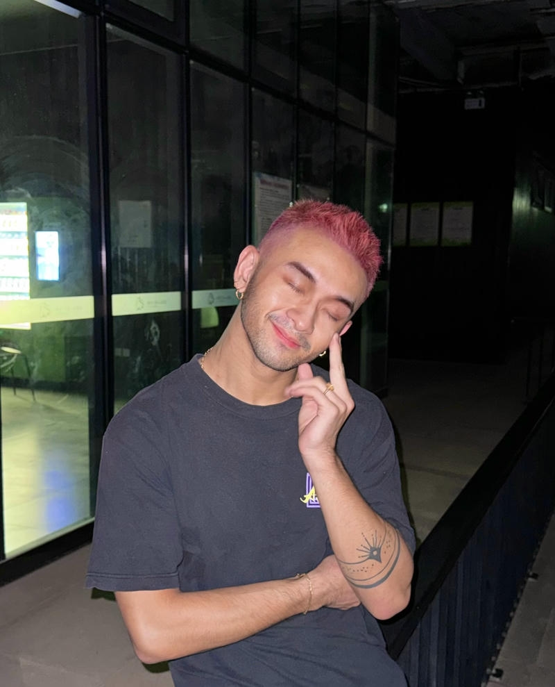 Ảnh hot boy với nụ cười cuốn hút tạo cảm giác trẻ trung và nổi bật