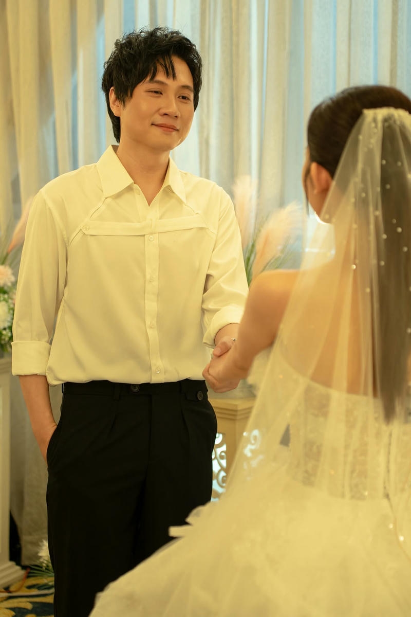 Ánh mắt cuốn hút trong hình nền Vương Anh Tú