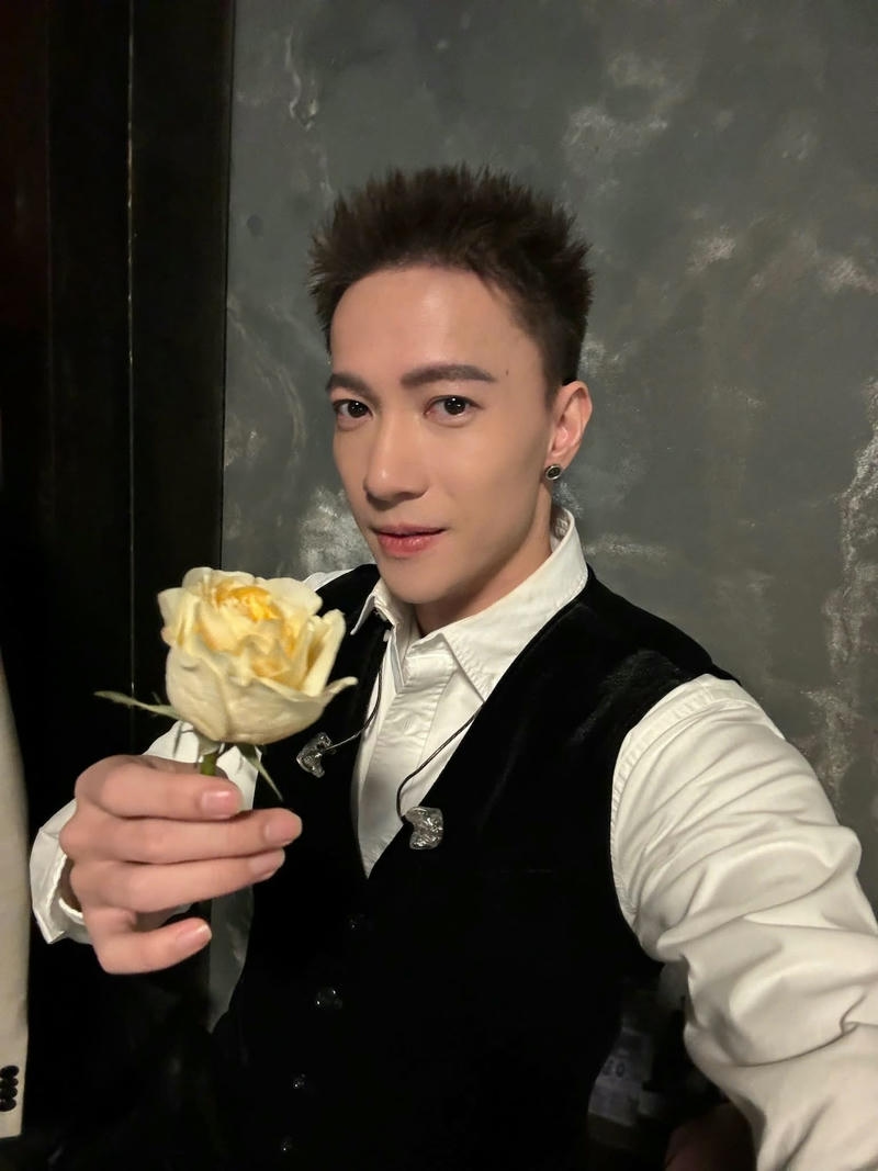 Ánh mắt sắc lạnh hình nền ST Sơn Thạch ấn tượng